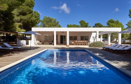 Stunning Secluded Gardens Surround This Cosy Villa Close to Cala Jondal – IBZ064