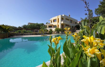 Modern Style Town House With Large Outdoor Space – IBZ025