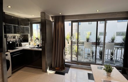 Modern and Sophisticated Apartment with Balcony