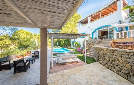 Charming Family-Friendly Villa With Mountain Views – IBZ059